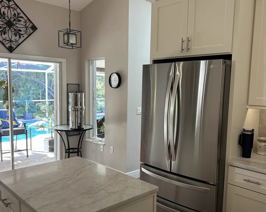 Kitchen with a movable island beside the refrigerator